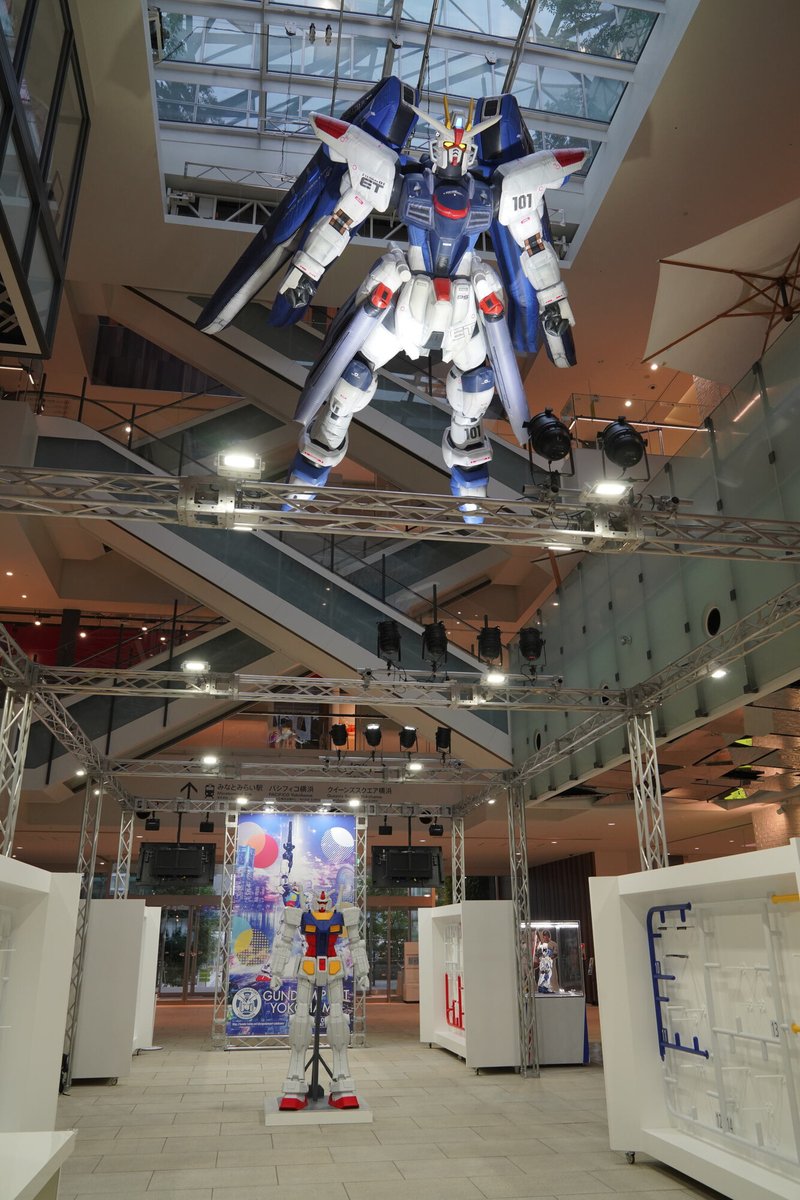 Gpyレポート ポート4 フリーダムガンダム バルーン展示 Mark Is みなとみらい1階グランドガレリア 機動戦士ガンダムseed シリーズに登場するms フリーダムガンダム が 全高約5mの大きさのバルーンとして出現 Gpy ガンプラ ガンダム G Seed 西区