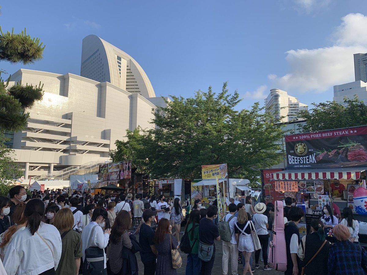 横浜開港祭の花火 もまもなくです 会場臨港パークは混み合っていますが 会場に行けなくても 18区同時花火があります 打ち上げは19 53 19 55の間なので 横浜市内にいる方は ぜひ空を見てみてくださいね 横浜開港祭 開港記念日 戸塚区 戸塚区民ニュース