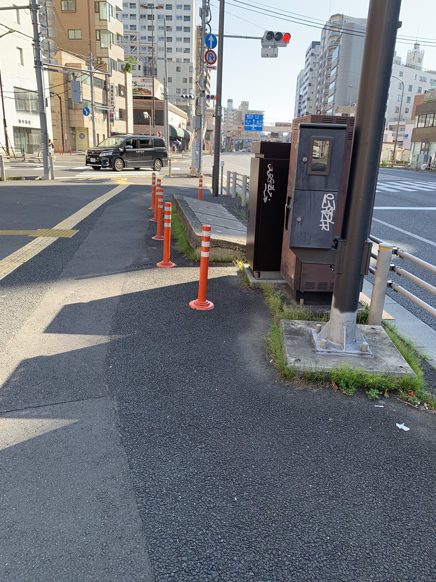 おはようございます!雨が降っていますね。 ラジオ体操中止かな。 夏休み中毎朝ラジオ体操する事で、逆に生活リズム崩れている方にとっては恵みの雨ですね^_^ 写真はポールを直してもらった昭和通り。この赤いポールよく取れてしまいます。 安全安心なまちづくりですね。