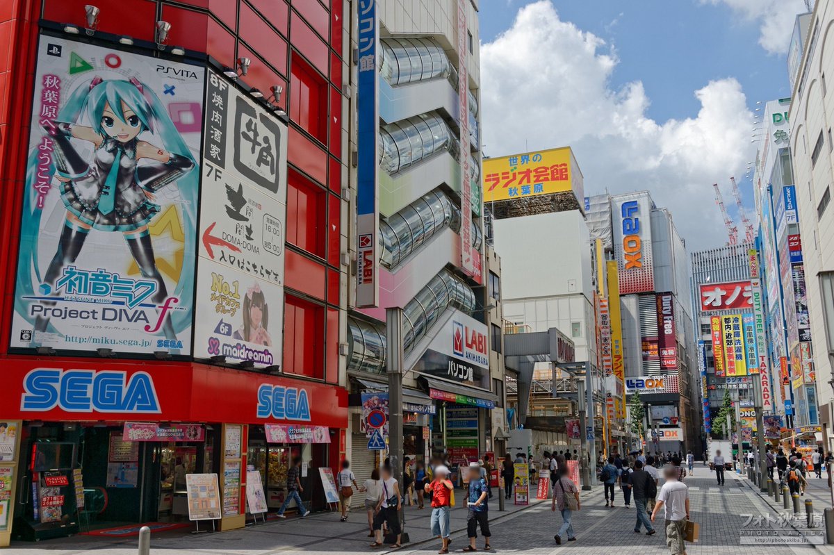 10年前の秋葉原風景 493 秋葉原へ ようこそ 電気街口を南側に出ると そこは最初に 電気街秋葉原 を感じられるスポットだろう バーチャルなアイドルが出迎える風景に違和感は無い 熱い空気の漂う休日が 秋葉原に似合うのは今も昔も変わらない風景だろう